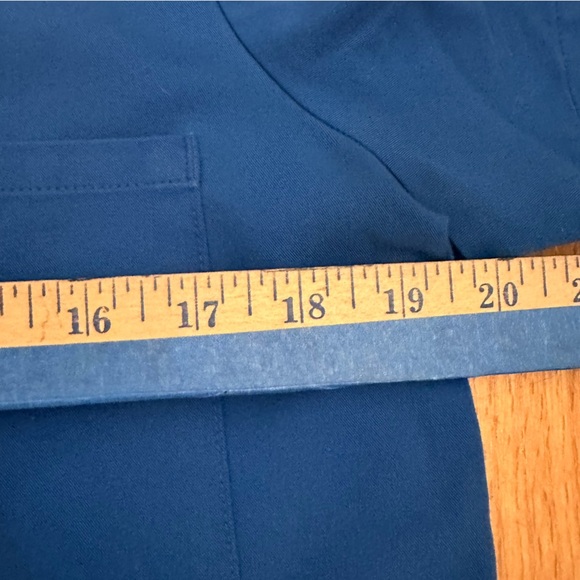 Figs Women’s Size M  Catrina One Pocket Blue Scrub Top (z) - Picture 3 of 11